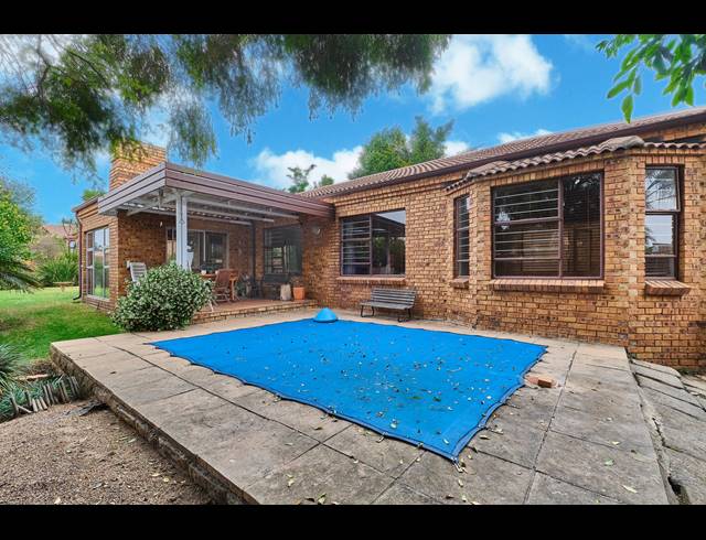 3 BEDROOM FREEHOLD FOR SALE IN NORTH RIDING